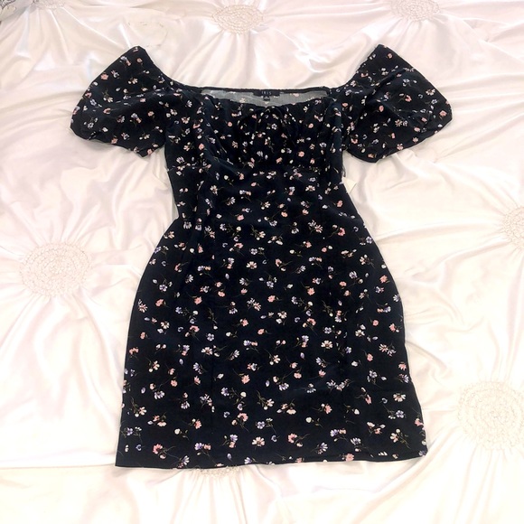 Reformation Dresses & Skirts - Floral puff sleeve peasant  dress